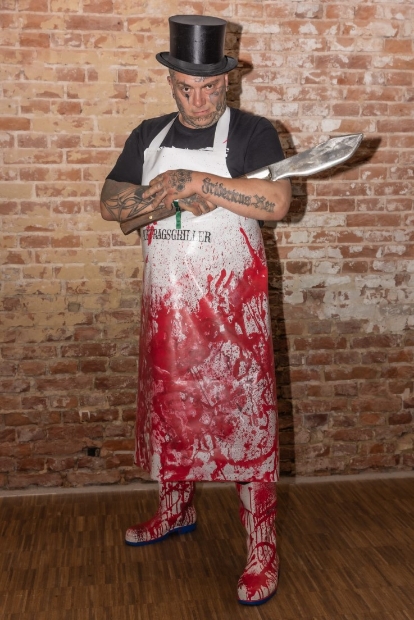 auftragsgriller metzgerschuerze und stiefel mit blut - christine dumbsky