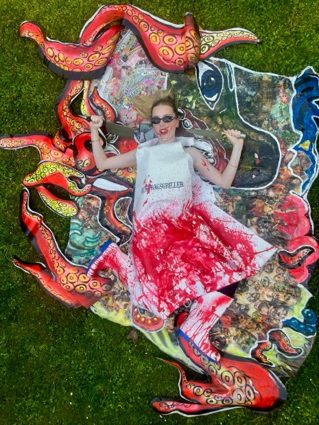 auftragsgriller metzgerschuerze und stiefel mit blut model - christine dumbsky