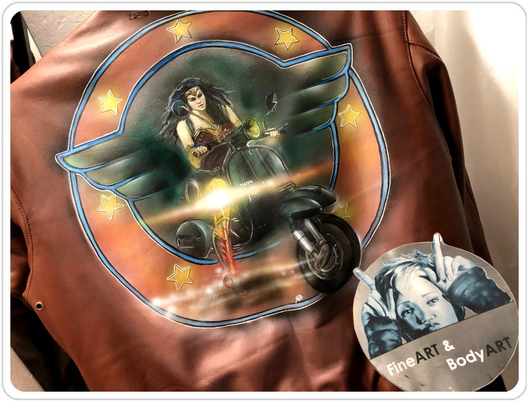 leder-jacke-bemalung-lederjacken-airbrush-wonderwoman-dumbsky